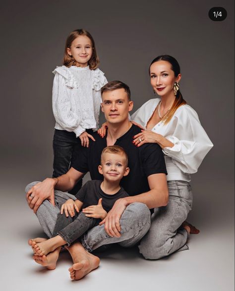 Family Posing Studio, Family Photoshoot Indoor Studio, 4 People Family Photos, Jcpenney Family Portraits, Siblings Studio Photoshoot, Family Of 4 Picture Poses Studio, 4 Family Photoshoot, Family Of 4 Photoshoot Ideas, Teenager Family Photoshoot