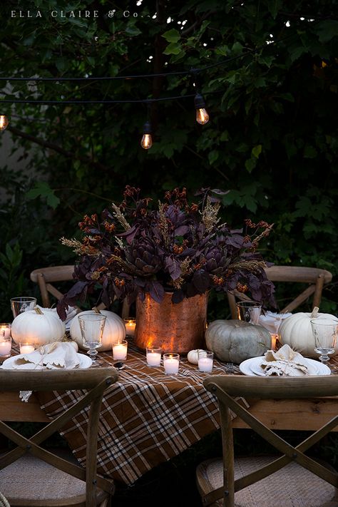 Simple ideas for creating a cozy and inviting outdoor (or indoor) fall tablescape with rich warm colors, soft candlelight ambiance, and delicious food. Thanksgiving Decorations Outdoor, Food Fall, Fall Dinner Party, Fall Decor Inspiration, Fall Entertaining, Autumn Table, Holiday Tablescapes, Fall Tablescapes, Fall Dinner