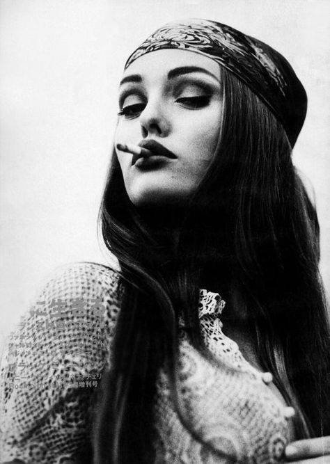 Vintage Hippie Aesthetic, Hippie Photography, Vanessa Paradis Style, French Icons, Jenifer Aniston, Mode Hippie, Vanessa Paradis, Aesthetic Women, Looks Style