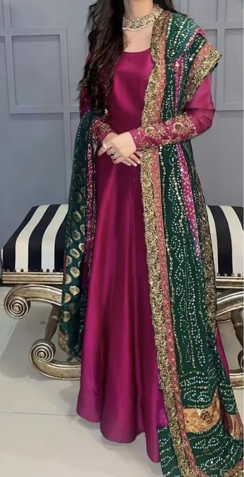 Mehndi Dupatta Designs, Shaadi Outfits Desi Wedding, Mayoun Outfit, Khaddar Dresses Design, Decent Outfits For Women, Khaddar Suit Design, Mehndi Outfit Ideas, Pakistani Gowns, Shaadi Outfits