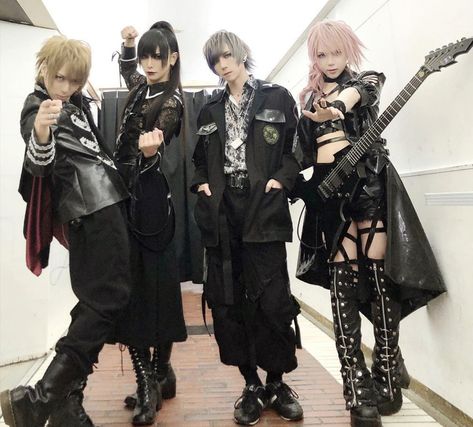 Angura Kei Fashion, Angura Kei Aesthetic, Visual Kei Outfits, Visual Kei Makeup, Visual Kei Fashion, Couple Poses Drawing, Kei Visual, Kei Fashion, Dark Outfits