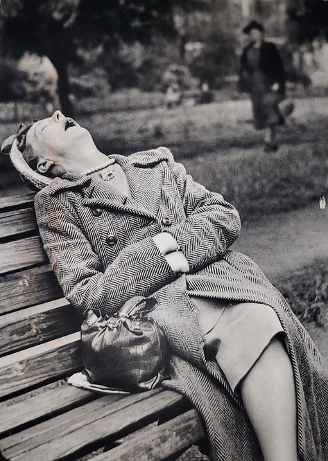 Work Humour, Woman Sleeping, Sleeping Women, Advanced Style, Foto Vintage, Photo Vintage, Work Humor, Bw Photo, Vintage Pictures