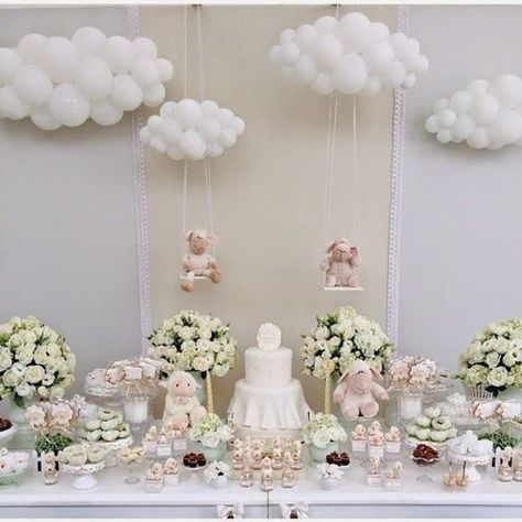 Cloud Baby Shower Theme, Décoration Baby Shower, Baby Shower Unique, Unique Baby Shower Themes, Baby Lamb Baby Shower, Deco Ballon, Balloon Clouds, Baby Shower Deco, White Baby Showers