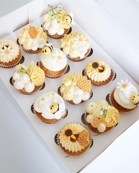 Matching normal and mini cupcakes to go with the cute cake 🐝🌻 | Instagram What Will It Bee Cupcakes, Cute Cupcakes Birthday, Bride To Bee Cupcakes, Honey Bee Cupcakes Ideas, First Bee Day Cupcakes, Bumble Bee Cupcakes Ideas, Honey Bee Cupcakes, Summer Cupcakes Decoration, Bee Day Cupcakes