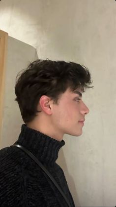 Boyfriend Haircut Guys, Male Haircuts For Curly Hair, Short Men's Haircut, Short Hairstyles For Men With Round Faces, Chico Haircuts, Thick Wavy Hairstyles Men, Thick Haircut Men, Haircuts For Guys With Round Faces, Academia Hairstyle Men