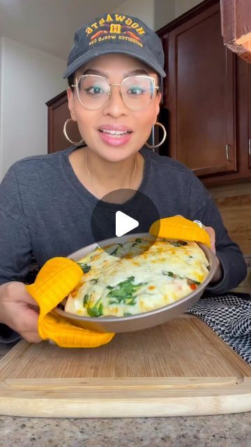 Elena JoyfullyKeto on Instagram: "Say YUM if you would eat this tortilla quiche bake. 🥧  You need:   Low carb tortilla  3 eggs 1/2 cup cottage cheese  Veggies of choice (2 slices tomatoes, chopped, and 1/2 cup spinach) 1/2 cup shredded mozzarella.   How ti make it:  Place a tortilla in a pie plate (butter the bottom if you like it extra crispy). Put the eggs and cottage cheese in tortilla, season with salt and pepper to taste and blend with the fork. (For extra creamy quiche blend the eggs and cottage cheese with a splash of creme before adding to the dish). Top with veggies and cheese and and bake at 350 for 20-25 min.   Do the “juggle” test (not suppose to juggle 😝) and enjoy!   #Quiche #breakfastidea #lowcarblife #keto #lowcarb" Essen, Tortilla Quiche, Healthy Quiche, Tortilla Bake, Cottage Cheese Eggs, Muffin In A Mug, Breakfast Recipes Easy Quick, Breakfast Yummy, Bread Muffins