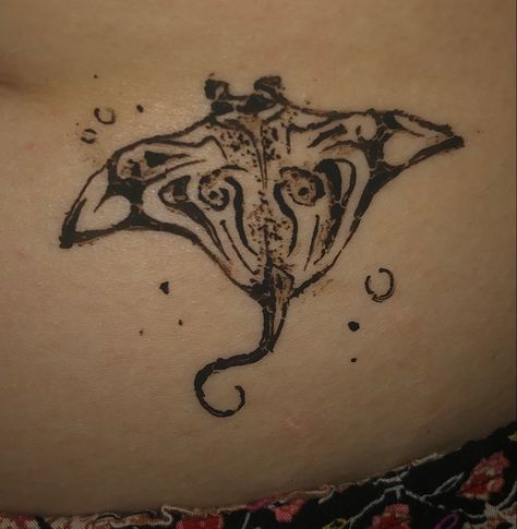 sting ray henna Sting Ray Tattoo With Flowers, Sting Ray Tattoo Back, Henna Manta Ray, Henna Stingray Design, Sting Ray Henna, Romanticising Life, Stingray, Henna