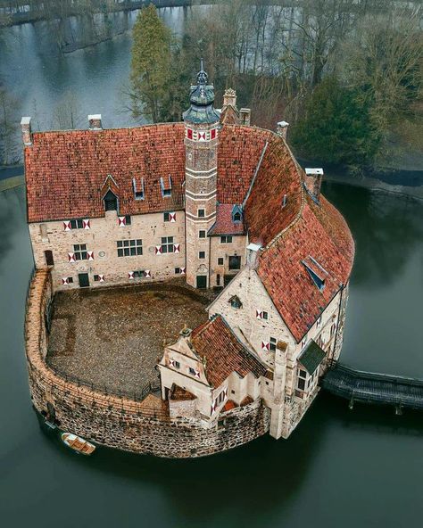 Architecture Antique, Castle Germany, Small Castles, Castle Ruins, Chateau France, Beautiful Castles, A Castle, Medieval Castle, Beautiful Buildings