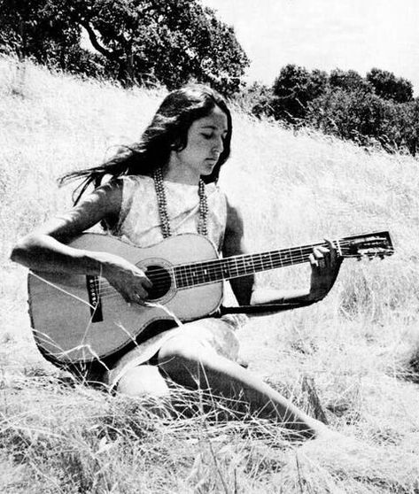 30 Fascinating Black and White Photos of a Young Joan Baez in the 1960s ~ Vintage Everyday Jackson Browne, Traditional Song, Folk Rock, Joan Baez, Paul Simon, Women Of Rock, Social Activist, Folk Festival, Ruby Emerald