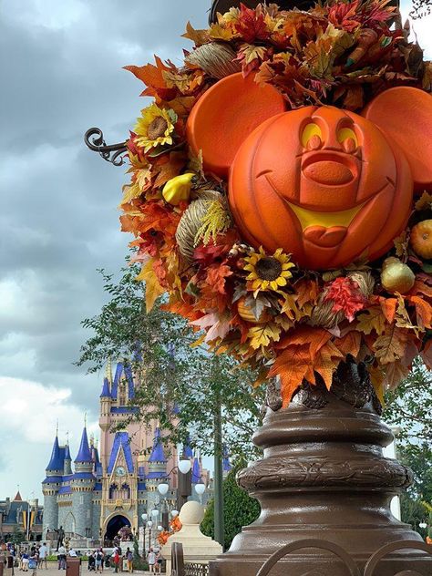 Halloween Fun At Disney's Magic Kingdom - Disney Paris Halloween, Walt Disney World Halloween, Disney Halloween Aesthetic, Disney Park Halloween, Magic Kingdom Halloween, Disney Guide, Halloween At Disney, Disney Fall, Disneyland Parks