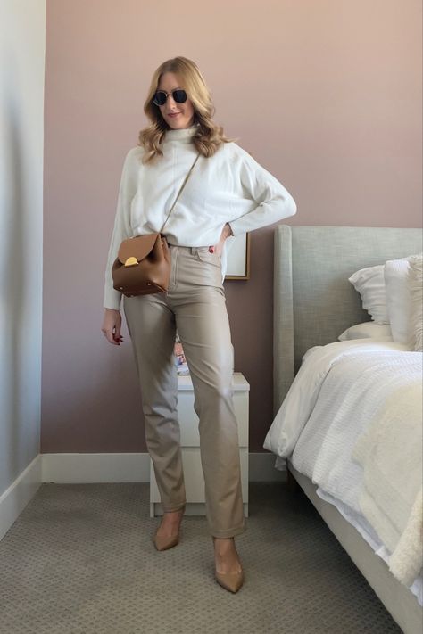 Tan Leather Pants Outfit Winter, Taupe Leather Pants Outfit, Beige Leather Pants Outfit, Tan Leather Pants Outfit, Cream Leather Pants Outfit, Nude Pumps Outfit, Polene Bag Outfit, Beige Leather Pants, Leather Pants Outfit Winter