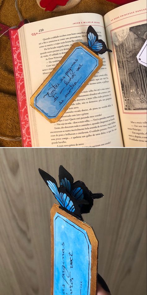 Marcador de Página com frase, pintura em aquarela e tinta metálica dourada, e tassel de borboleta em 3d. Books Diy, Different Art Styles, Book Markers, Page Marker, Tumblr Wallpaper, Cute Crafts, Book Making, Book Aesthetic, Paper Crafts Diy