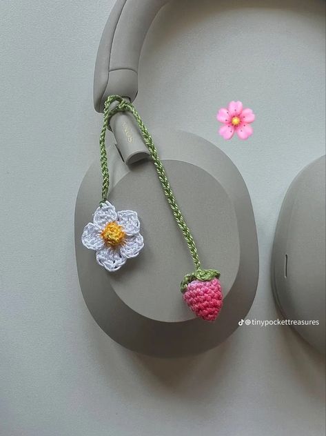 Crochet Cover For Airpods, Headphone Crochet Case, Decorate Headphones Aesthetic, Crochet Headphone Decoration, Headphone Crochet Covers, Sony Headphones Crochet Cover, Headphones Ideas Decorate, Crochet Sony Headphone Cover, Crochet Beats Headphone Cover