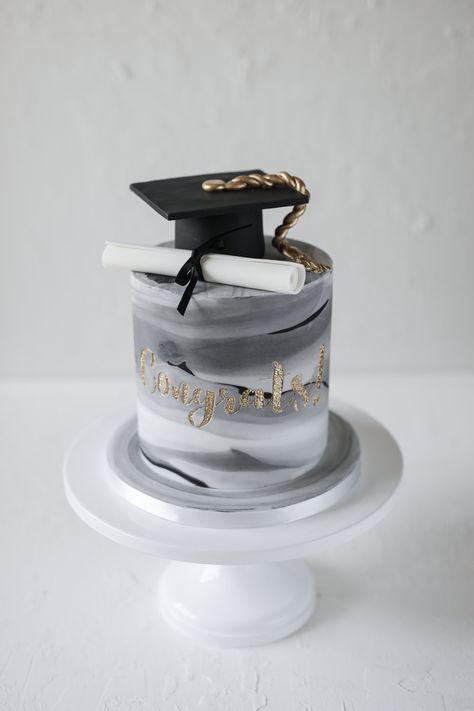 Grad Cake For Men, Male Graduation Cake Ideas, Graduation Cake Male, Elegant Graduation Cakes, Elegant Graduation Party Decorations, Graduation Cakes For Boys, Cake Designs Elegant, Elegant Graduation Party, Graduation Cake Ideas