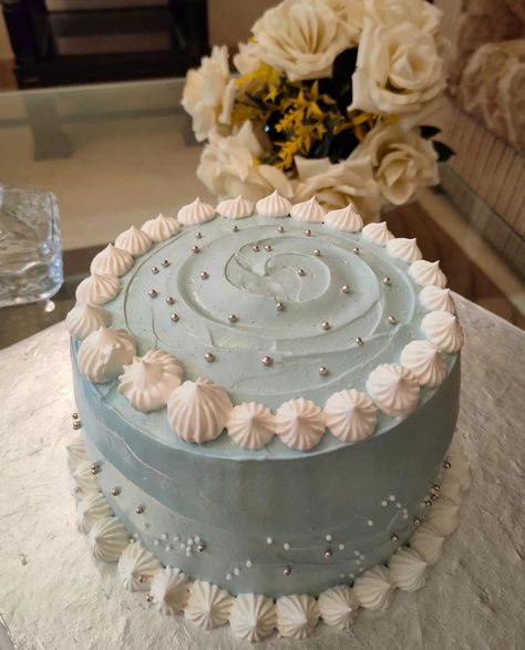 Ice Blue Birthday Cake, Circle Cake Designs Simple, Light Blue And Gold Cake Birthday, Light Blue Cake Ideas, Simple Cake Designs Blue, Blue Cake Decoration Simple, Circle Cake Decorating Ideas, Light Blue And Silver Birthday Decorations, Simple Decorated Birthday Cakes