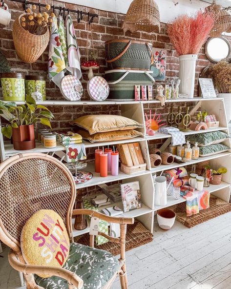 Tiny Shop Interior, Cute Shop Ideas, Pop Up Shop Inspiration, Gift Boutique Ideas, Vintage Boutique Aesthetic, Small Store Interior, Small Business Store Front Ideas, Boho Store Display, Tiny Shop Ideas