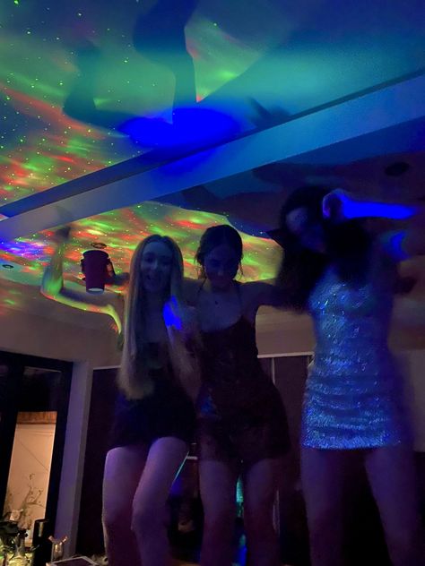 dancing in a house party Party Athestic, Uk Party Aesthetic, British Party Aesthetic, Uk House Party, House Party Pictures, High School House Party Aesthetic, Party Teen Aesthetic, Aesthetic House Party, Party Astethic