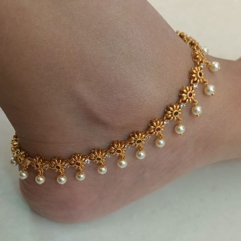 10+ Pin Worthy Anklet Designs For Your Upcoming Wedding! Ankelate Design, Gold Payal Design Simple, Payal Designs Gold, Gold Anklets Indian Bridal, Golusu Designs, Gold Payal Design, Nupur Design, Gold Anklets Indian, Gold Anklet Designs