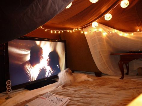 Blanket forts can be ridiculously fun but also romantic. Check out these 16 ideas for a little living-room get away. Attic Theater, Chill Lounge, Blanket Fort, Build A Fort, Home Cinema, Humble Abode, My New Room, Grown Up, Decoration Design