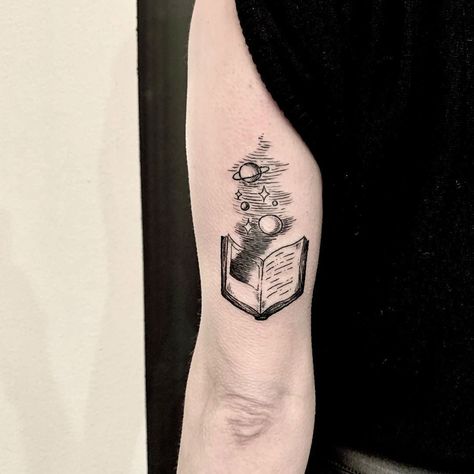 20+ Exceptional Book Tattoo Ideas Black And White Tattoo Ideas, Reader Tattoo, Writer Tattoo, Book Tattoo Ideas, Book Tattoos, Bookish Tattoos, Mark 10 9, Literary Tattoos, Tattoo Couple