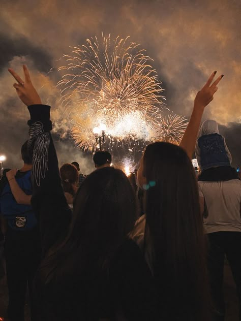 Ideal Life Aesthetic Friends, New Year Photo Ideas Instagram, Silvester Aesthetic, Firework Pics, Friends Aesthetic Wallpaper, Fourth Of July Aesthetic, Teen Vacation, 4th Of July Pics, New Year Photoshoot