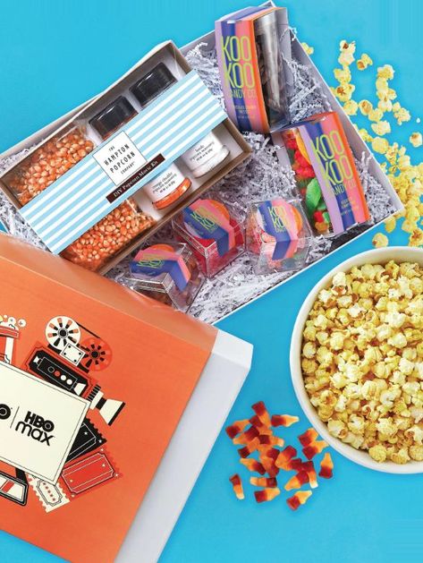 Designed to be a favorite amongst movie lovers, this gift set is packed with fun and flavor. It is a great way to transform any event into something special. Gummy Cola, Candy Sour, Gummy Fish, Popcorn Movie, Diy Popcorn, Candy Gummy, Movie Night Gift, Red Licorice, Movie To Watch