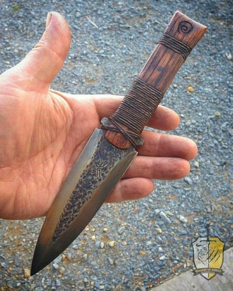 Messer Diy, Forging Knives, Pretty Knives, Blacksmith Projects, Dagger Knife, Forged Knife, Knife Design, Cool Knives, Handmade Knives