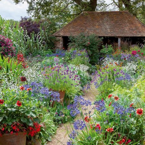 Cottage Garden Borders, Dream Garden Backyards, Front Lawn Landscaping, Garden Nails, Garden Tattoo, Aesthetic Garden, Fall Garden Vegetables, Cottage Garden Design, Recycled Garden