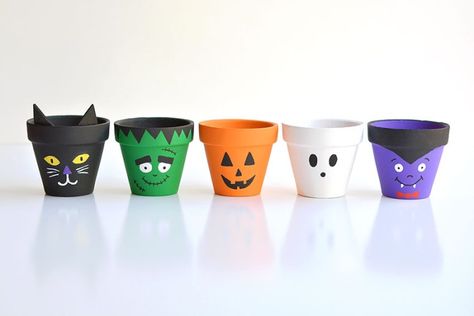 Halloween Clay Pots, Mini Clay Pot Crafts, Kids Crafts Ornaments, Painting Pots, Fall Pots, Paint Halloween, Small Clay Pot, Halloween Mason Jars, Fun Fall Crafts