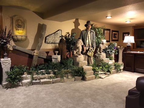 The Bearded Trio: Fan Gives His Home Office An Impressive Indiana Jo... Indiana Jones Halloween Decorations, Indiana Jones Decor, Indiana Jones Diorama, Indiana Jones Office, Indiana Jones Room, Disney Home Decor, William Shatner, Cool Office, Home Office Setup