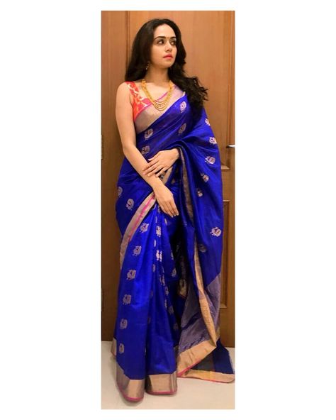 Blue Maharashtrian Saree, Maharashtrian Saree Traditional, Simple Maharashtrian Look, Maharashtrian Saree Look Simple, Marathi Saree Look Simple, Diwali Saree Look Traditional, Amruta Khanvilkar Saree, Maharashtrian Saree Look, Diwali Saree Look