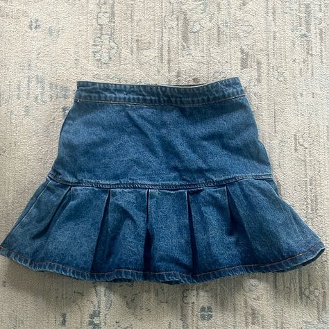 The Cutest Totally On Trend Jean Skirt With Flare! Brand New With Tags! Zippered Back Closure. Size M, American 6. Jean Skirt With Ruffles, Sew Denim Skirt, Sewing Patterns Skirt, Skirt Ideas, Jean Skirts, Diy Skirt, Ruffle Mini Skirt, Jean Trends, Cute Jeans