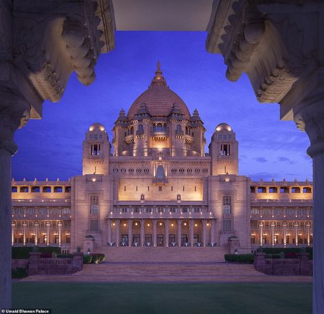 Umaid Bhawan Palace, Palace Architecture, Piscina Interior, Ancient Indian Architecture, Palace Wedding, People Who Care, Mughal Architecture, Palace Interior, Indian Homes