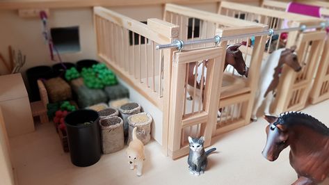 Großer  Pferdestall (für Schleichpferde) aus Holz in einer Ebene.  Blick von der Sattelkammer in Richtung Futterkammer und erste Box. Horse Stalls Diy, Diy Horse Toys, Schleich Horses Stable, Schleich Diy, Toy Horse Stable, Horse Tack Diy, Farm Room, Diy Horse Barn, Schleich Horses