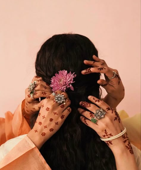 Spring Basics, South Asian Aesthetic, Zara Shahjahan, Summer Lawn, Indian Photoshoot, Simple Henna, Indian Aesthetic, Henna Tattoo Designs, Mehendi Designs