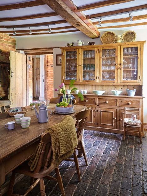 English Farmhouse, Period Living, Set Sofa, Real Homes, Casa Vintage, Cottage Kitchens, Brick Flooring, Country Farmhouse Decor, New Living Room