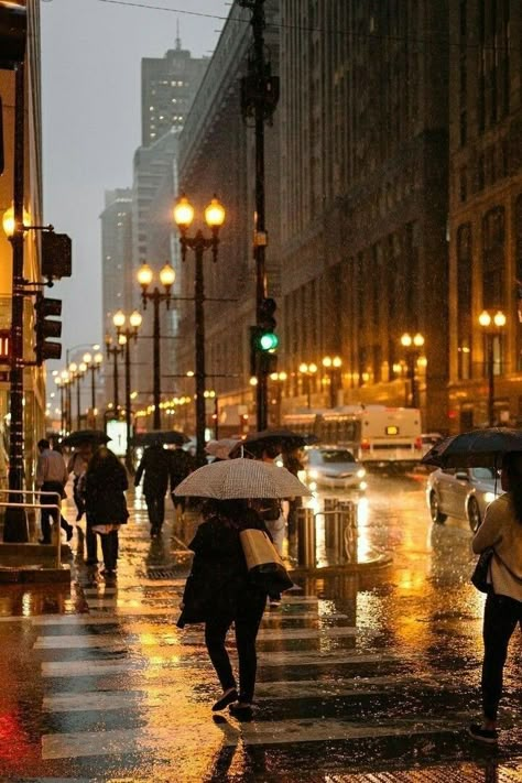 Street Rain Photography, Iphone Lock Screen Wallpaper, New York City Streets, Rainy Day Photography, Rainy Wallpaper, Perjalanan Kota, City Rain, City Streets Photography, Rainy Street