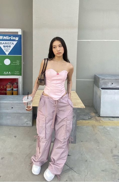 小红书 ID credits: 495750789 / whole fit: wild child (Taobao store) Spring Outfits Men Street Styles, Rei Outfits, Taobao Clothes, Y2k Pink Outfit, Minimalist Spring Outfits, Outfits Short Women, Nyc Spring Outfits, Comfy Spring Outfits, Outfits Quotes