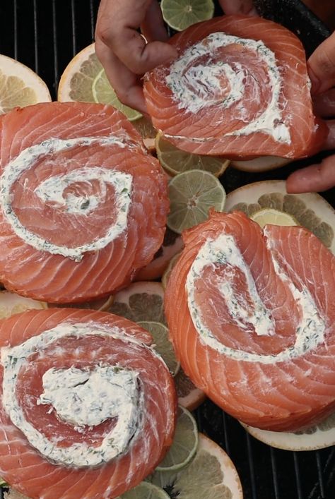 Recipe Smoked Salmon, Salmon Pinwheels, Salmon Wrap, Salmon Roll, Salmon Seasoning, Candied Bacon, Smoker Recipes, Smoked Food Recipes, Roll Ups