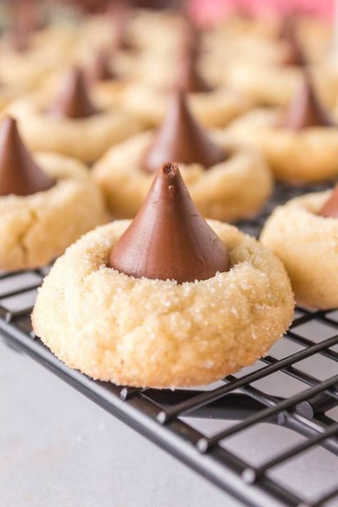 How to make Hershey Kiss Cookies Without Peanut Butter. These delicious chewy and soft cookies use a shortbread cookie as the base and a Hershey kiss is added to the top. They make a great and easy Christmas cookie exchange recipe! Cookies With Hershey Kiss On Top, Hershey Kiss Cookies Recipe, Hershey Kisses Recipes, Kiss Cookie Recipe, Chocolate Kiss Cookies, Hershey Kiss Cookies, Brownie Vegan, Christmas Cookie Exchange Recipes, 7 Fishes