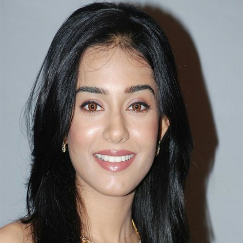 Amrita Rao with and without Makeup Amrita Rao Vivah, Adriana Lima Without Makeup, White Clam Sauce Recipe, Linguine With White Clam Sauce, Main Hoon Na, With And Without Makeup, White Clam Sauce, Amrita Rao, Clam Sauce