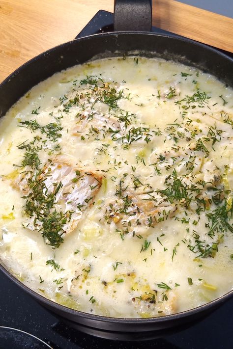 Recipe for the most delicious fish with cream sauce! Pan-fried cod fillets are steawed in a creamy leeks sauce that you'll love! Fish In Cream Sauce, Cod In Cream Sauce, Fish With Cream Sauce, Creamy Leeks, Rockfish Recipes, Creme Fraiche Sauce, Crohns Diet, Dill Cream Sauce, Cod Fillets