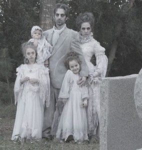 Halloween cards instead of Christmas cards...YAAAS Creepy Family Costumes, Spooky Family Halloween Costumes, Victorian Ghost Costume, Ethereal Costume, Costume Halloween Famille, Haunted Family, Alternative Family, Victorian Ghost, Halloween Chic