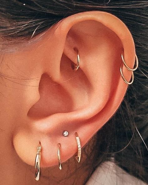 Stacked Lobe Piercing, Constellation Piercing, Piercing Ideas For Women, Stacked Lobe, Bijoux Piercing Septum, Minimalist Ear Piercings, Constellation Piercings, Ear Peircings, Ear Piercings Chart