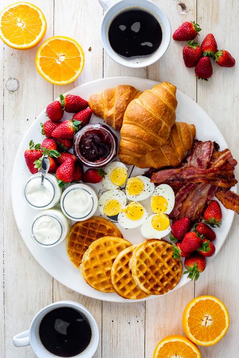 This easy breakfast board with bacon, eggs and fresh fruit is the perfect fuss-free, versatile breakfast or weekend brunch for serving a crowd and great for the holidays. #Christmas #Thanksgiving #entertaining #breakfast #brunch #breakfastboard #breakfastparty #eggs #bacon #waffles Fitness Meals, Breakfast Platter, Breakfast Board, Pasti Sani, Cucumber Recipes Salad, Makanan Diet, Läcker Mat, God Mat, Deilig Mat