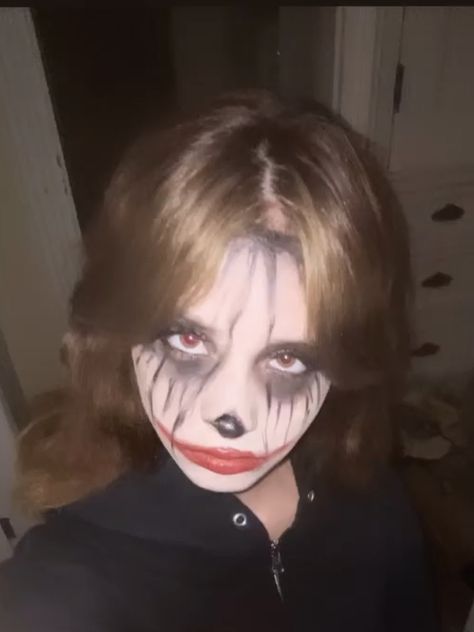 Vamp Halloween Costume Carti, Joker Makeup Aesthetic, Carti Makeup Couple, Playboi Carti Vamp Makeup, Vamp Halloween Costume, Play Boy Carti Makeup Halloween, Playboi Carti Makeup Halloween, Emo Halloween Makeup, Vampire Clown Makeup