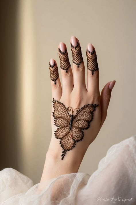 Simple Butterfly Mehndi Designs, Mehndi Designs On Right Hand, Fine Mehndi Designs, Aesthetic Mehendi Back Hands Simple, Mehandi Designs Butterfly, Back Hand Aesthetic Mehendi, Easy Back Mehendi Design, Creative Henna Designs, Cute Mehendi Tattoo