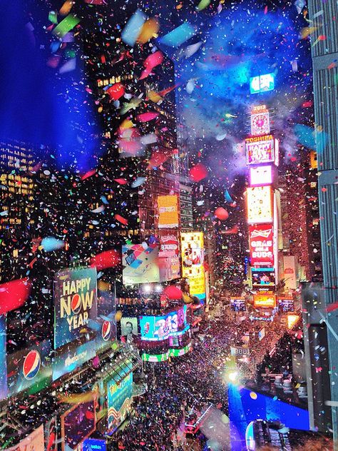 2013 at New York Marriott Marquis ~ New Years Times Square celebration!! Awesome pic! New York Noel, New York City Aesthetic, All The Bright Places, Voyage New York, Earth Pictures, Empire State Of Mind, Ellis Island, East River, Yankee Stadium