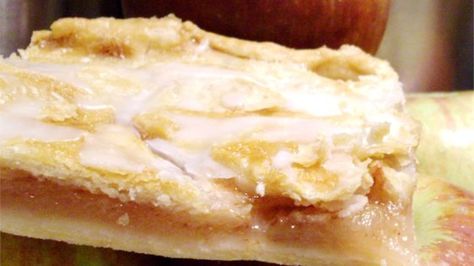 This double-crust apple Danish is baked in a 9x13 inch pan and can feed a crowd. Apple Bar Recipes, Apple Danish, Apple Breakfast, Apple Pie Bars, Apple Bars, Cake Mug, Danish Pastry, Baked Apple Pie, Easy To Make Desserts