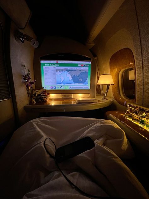 First Class Emirates, First Class Plane, Photo Avion, Emirates Flights, First Class Flights, Business Class Flight, Airport Aesthetic, Polished Wood, Life Vision Board